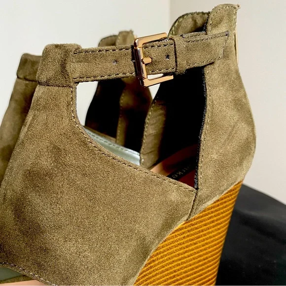 Parker & Sky army green, suede wedges, 4.5 inch heels - Picture 6 of 9